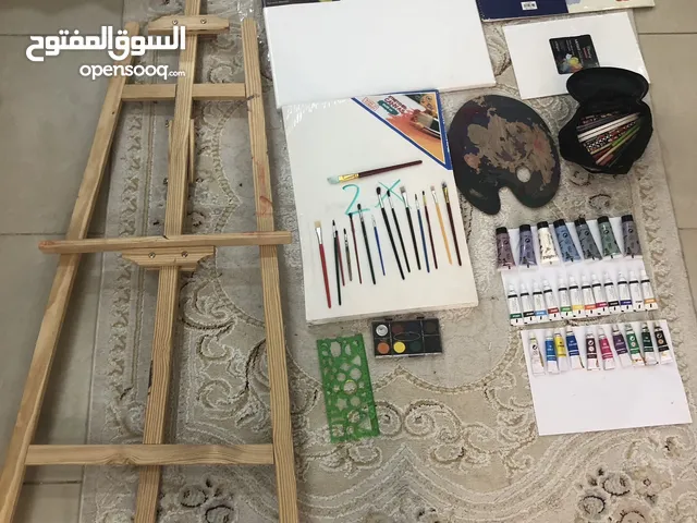 مجموعه من ادوات الرسم مع حامل خشبي