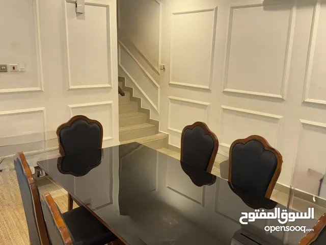 طاولة لـ6 اشخاص للبيع