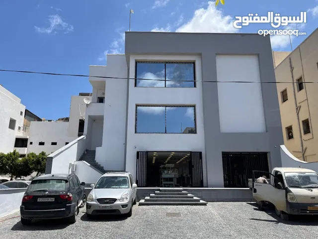 صالة عرض جاهزه مع موقف خاص للسيارات في بن عاشور