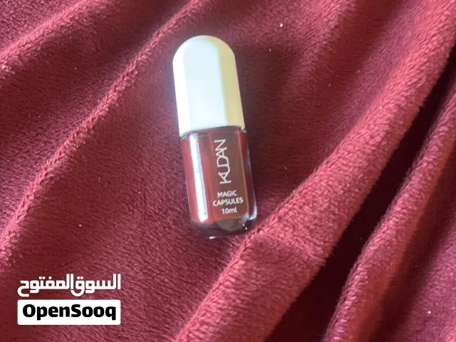 طلاء اظافر احمر غامق