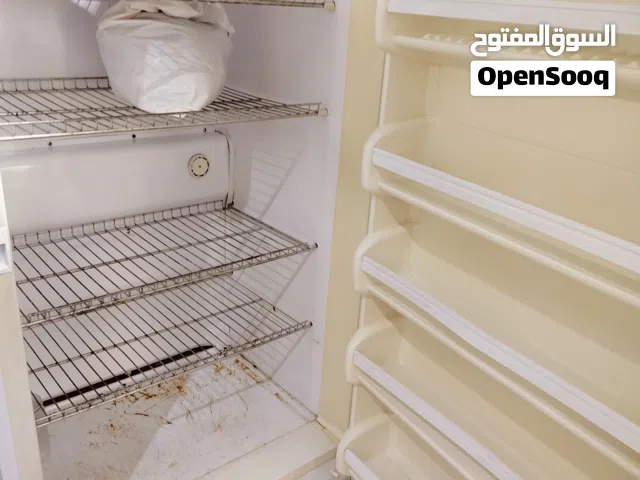 ثلاجه كبيره جداا وللعلم مابيهه فريزر