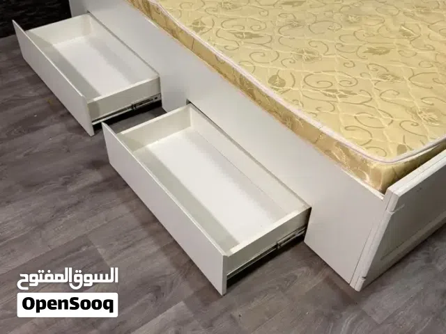 سرير مفرد مع درجين تخزين مرتبة نظيفة بحالة ممتازة والتوصيل والتركيب علينا