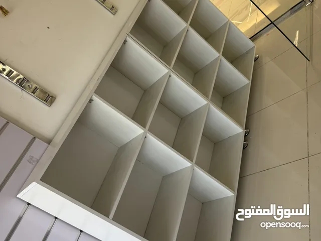 للجادين فقط!!!!!! ديكور محل ويصلح لمنزل خزائن بيضاء،  للبيع بسعر مغري الموقع تلاع العلي