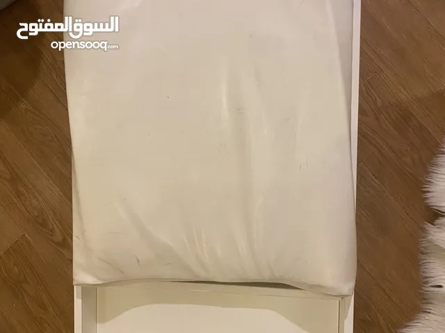 فرشة غيار بيبي مع قاعدتها