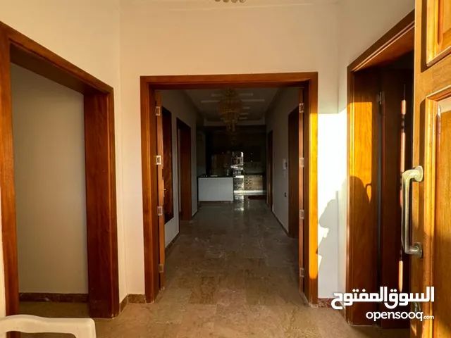 400 m2 More than 6 bedrooms Villa for Rent in Tripoli Al-Bivio