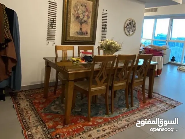طقم صالون مستعمل جلد وسفرة طعام بحالة ممتازة جدا