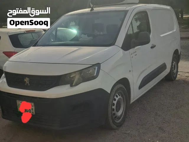 للبيع عربيه بيجو