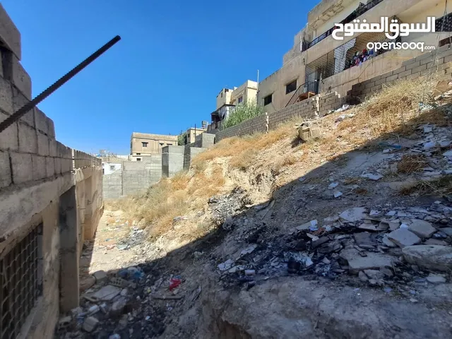 ارض ومنزل للبيع في ماركا نمره ثنين عن الشارع والسوق وفي دخله ع الارض من الخلف