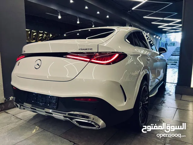 Mercedes-Benz  Glc300  AMG 2000cc 2025  زيرو  استيراد  ابيض فرش احمر اعلي فئة كاملة  عدا المحاور و ا