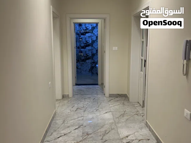 مبني خدمي يتكون من 3 شقق تشطيب درجة اولي ومجهز بالمصعد في راس حسن