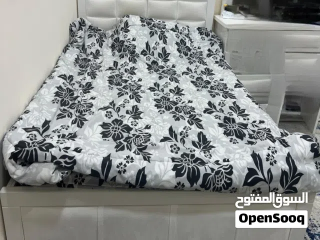 سرير خشب بحريني