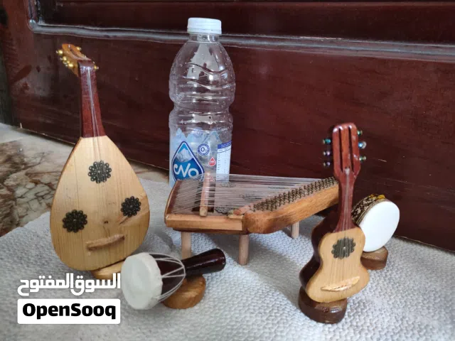 تحف خشبية فنية علي شكل آلات موسيقية