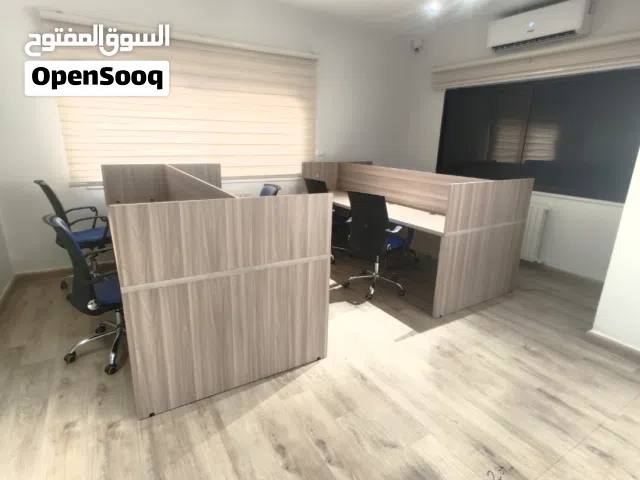 أثاث مكتبي بحالة ممتازة