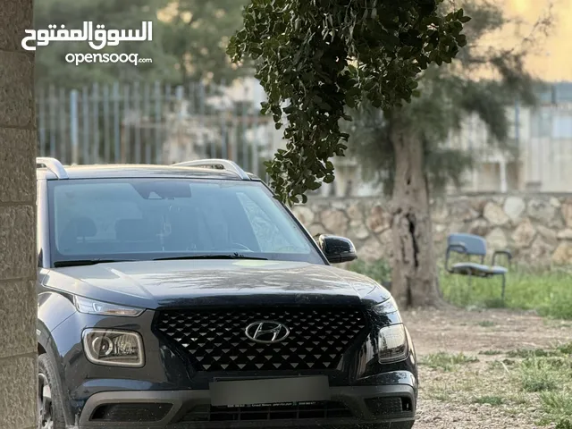 سيارة هونداي فينو (قصة فليكس المحدودة) للبيع بحالة ممتازة Hyundai Venue (V)