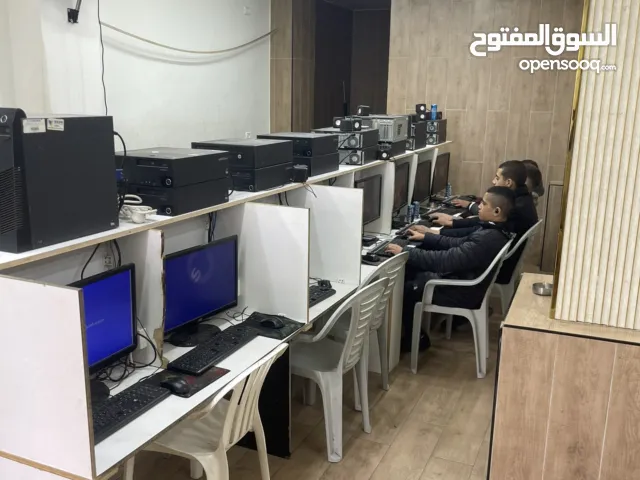 17 جهاز كمبيوتر مع شبكتهم مع طاولات للبيع
