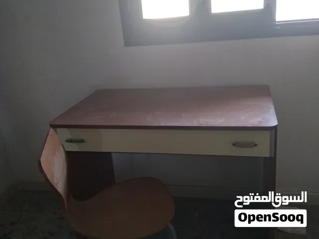 مكتب مع مقعد