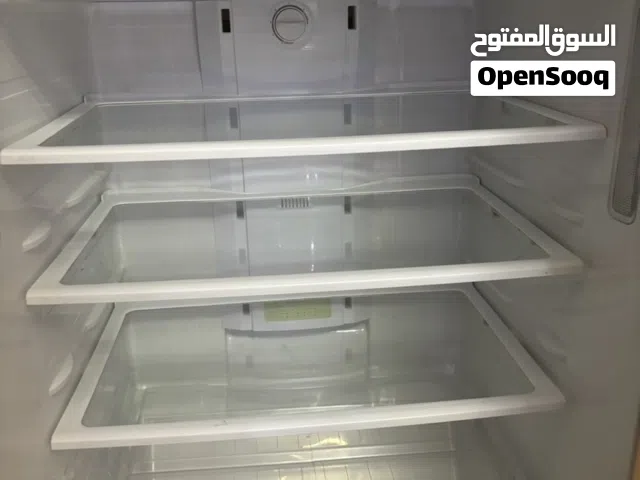 ثلاجة سامسونج بحال الجديد  لون سكني موفرة للكهرباء  عدم تراكم الثلوج داخلها للبيع بسبب السفر