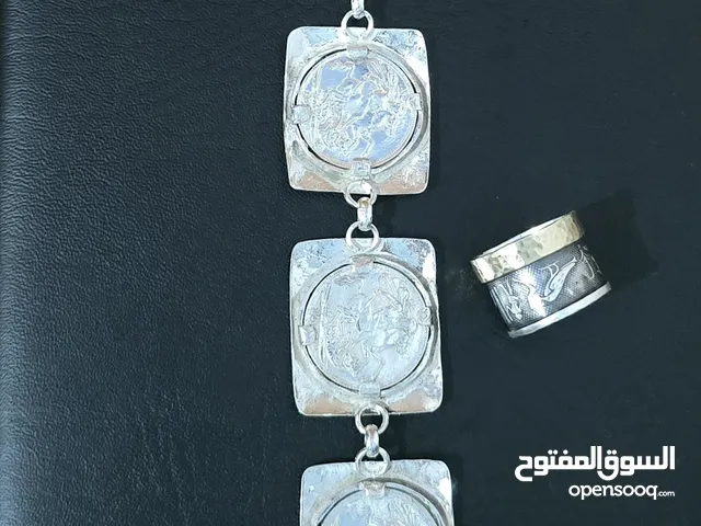 اسوارة فضة اشتريتها وطلعت الاسوارة كبيرة على معصم ايدي. سعرها 1800 شيكل ح أبيعها ب 1600