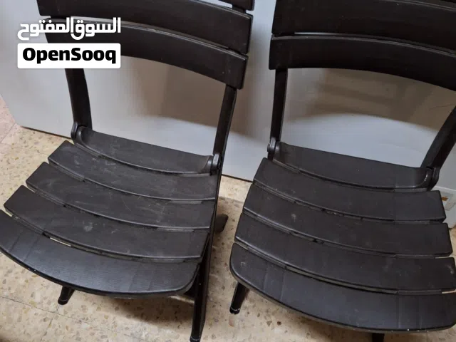كراسي بلاستيك عدد 2  ومسجل مع راديوا ادميرال وضعهم ممتاز