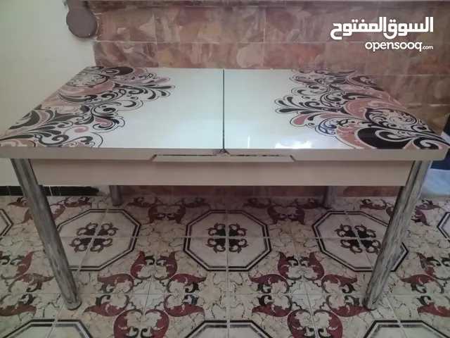 طاولة للبيع تنفتح وتتسكر بدون كراسي الحالة ممتازة