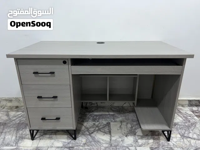 ميز مكتبي رصاصي بحاله جداً جداً جذاً ممتازه