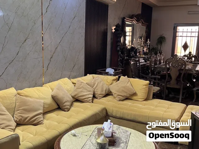 طقم مستعمل بحاله الجديد  الزرقاء الجديده