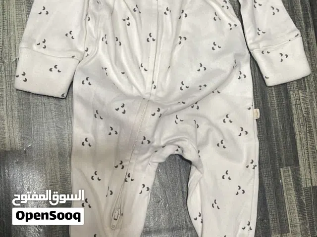 20 pieces of clothing for children, both girls and boys and 3 baby blankets 20قطعة ملابس للاطفال
