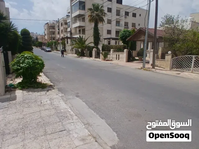 شقه للبيع خلدا بالقرب من دوار سيتي مول العوجانيه بجانب فلل