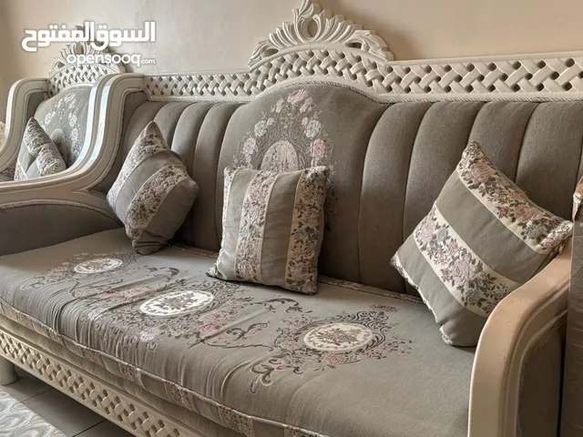 مجلس كامل للبيع 5كراسي 2فرد 1شخصين 2ثلاث اشخاص مع طاوله و طاوله تلفزيون وطالولات تقديم و ستاره كبير