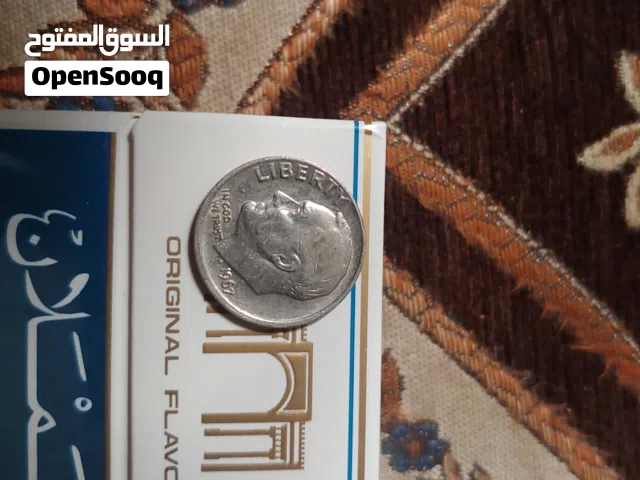 العملة هي "دايم" (عشرة سنتات) من الولايات المتحدة الأمريكية، وتحديداً إصدار عام 1967.