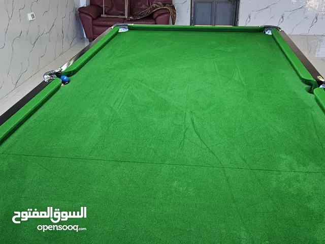 طاوله بلياردو 9 قدم مستعمل فرش شبه جديد مع طقم طاباتها وعدتها كلها