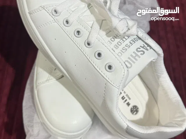 أحذية رياضية خفيفة جداً وخامة نظيفة