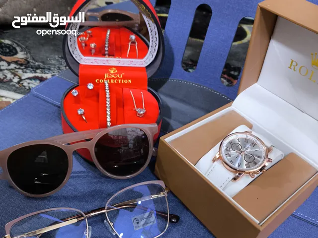 بكج جميل  يتكون من ساعه نسائيه ألون بيضه وزهر اسوار تراجي قلاده خاتم بلون الزهري نضارتين شمسي عادي