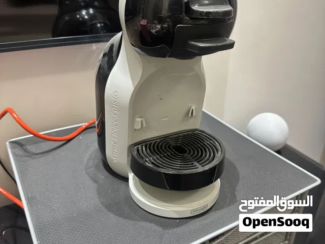 مكينة قهوة حديثة بنظام الكبسولات لون اسود وابيض + حامل كبسولات طابقين معدني لون سلڤر