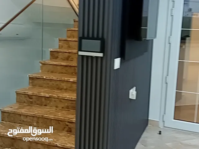 مبني تجاري موقع استراتيجي علي الرئيسي حي الاندلس  ( المقدم سنة ) ( العمولة شهر )