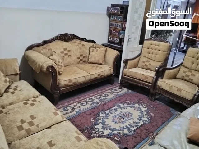 طاولات وسط صوفا و خزانة بيبي،كرسي مكتب كومادينو، طاولة تلفزيون، دُرج وخزانة مكياج للبيع بحالة ممتاز