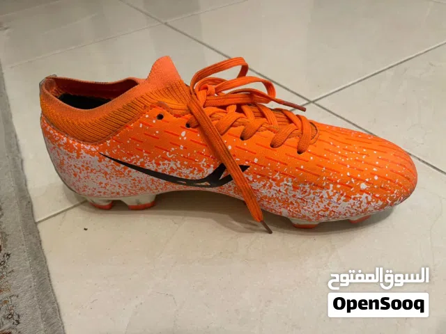 جزمة كرة قدم للبيع