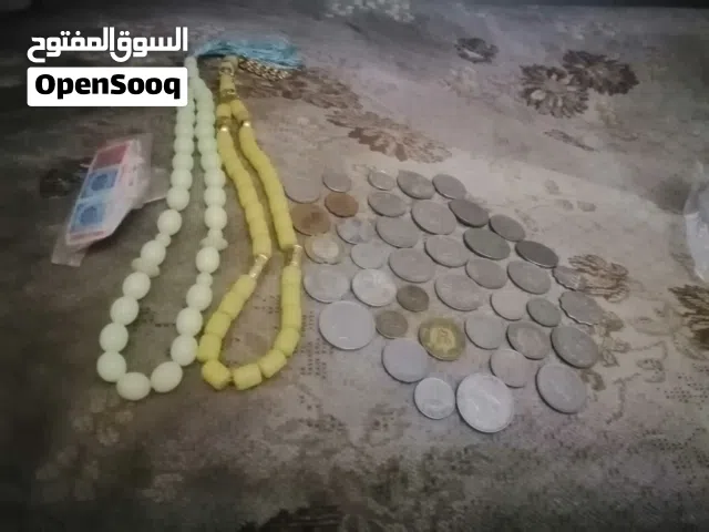 يوجد عملات وطوابع وسبح ومقتنيات للبيع