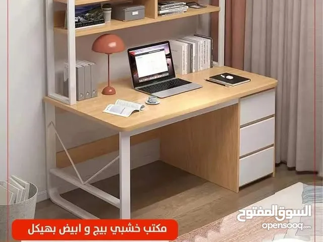 مكتب خشبي بيج و ابيض بهيكل معدني و رفوف و جرارات سفلية  المقاس : 152*48*120سم