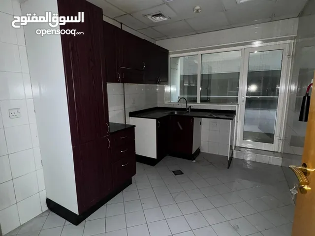 للإيجار السنوي بلكونة و غرفة وصالة بالمجاز 1