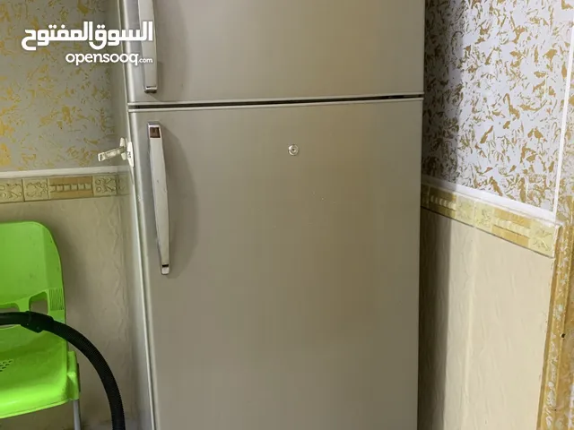 ثلاجه مستخدم حجم كبير جدا لون رصاصي نظيفه مابيهه عطل تعمل بشكل ممتاز ثلاث رفوف ومجرات وفريزر