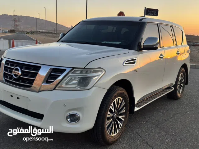 للبيع نيسان باترول بلاتينيوم المكينة الكبيره رقم 2 تيتانيوم ابيض من الداخل زعفراني موديل 2014
