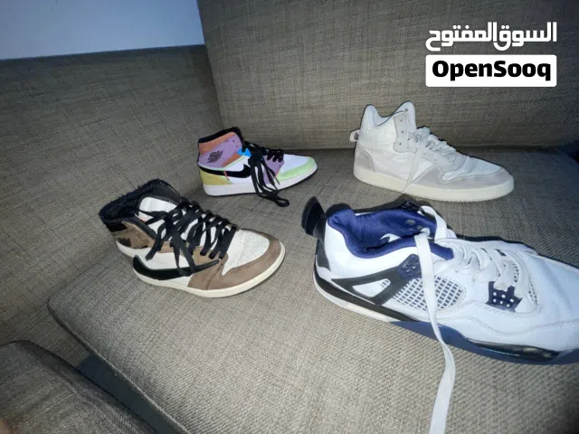 شوزات نايك و اير جوردان نظيف سايز 36  أصليات كلهم ما عدا واحد ماستر كوبي كل واحد له سعره قابل لتفاوض
