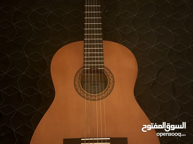 گيتار ياماها C40 بحالة ممتازة وبأوتاره الأصلية بدون تبديل + ريشة