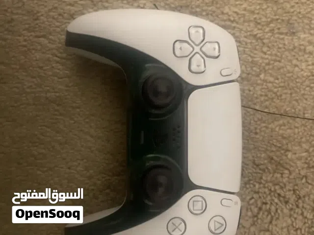 يد سوني 5 .