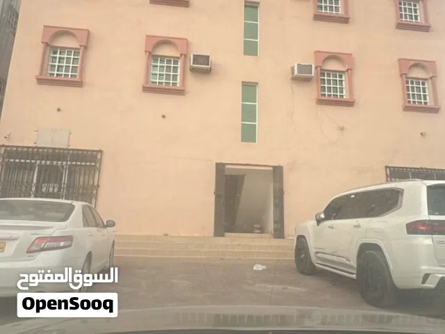للموظفين شقة صغيرة مكونة من غرفة وصالة ومطبخ وحمام  في علاية ابراء
