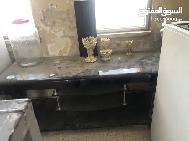 ثلاجه وغاز وطاوله تلفزيون وطقم كنب ومتفرقات كتير وطاوله سفره زان