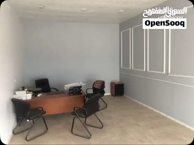 محل للايجار موجود فيه مكيف حاله ممتازه وجبس موقع محل ممتاز