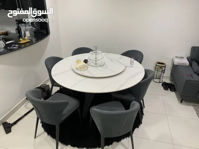طاولة طعام متحركة مع 6 كراسي