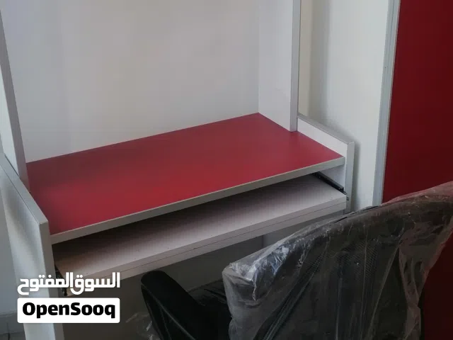 مكتب دراسة مع مكتبه كتب و العاب